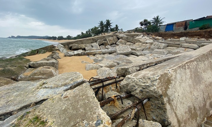 Sóng 'ngoạm' 400m bờ biển, kéo sập nhà cửa, đánh tan tác bờ kè mới xây 3 năm