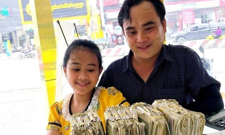 Hai em bé Long An 'đập heo đất', mang 7 kg tiền đi mua vàng tặng bố