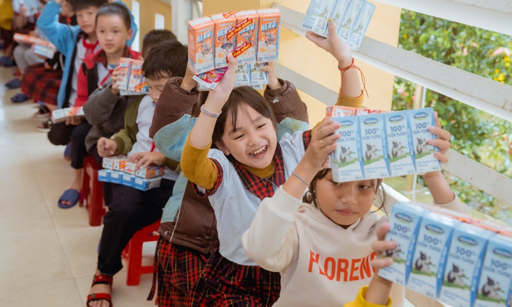 Vinamilk chung tay chia sẻ khó khăn với đồng bào miền Trung