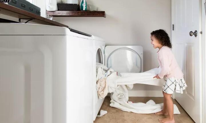 Chiều con đến mấy, bạn nhất thiết phải dạy trẻ 6 kỹ năng dọn dẹp này