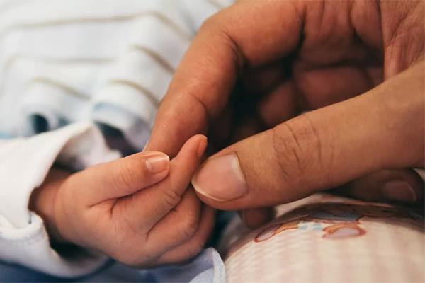 Bác sĩ kinh ngạc phát hiện em bé sơ sinh có 8 bào thai trong bụng