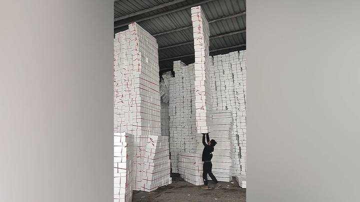 Công nhân 'làm xiếc' khi nâng 16 thùng xốp xếp chồng lên nhau