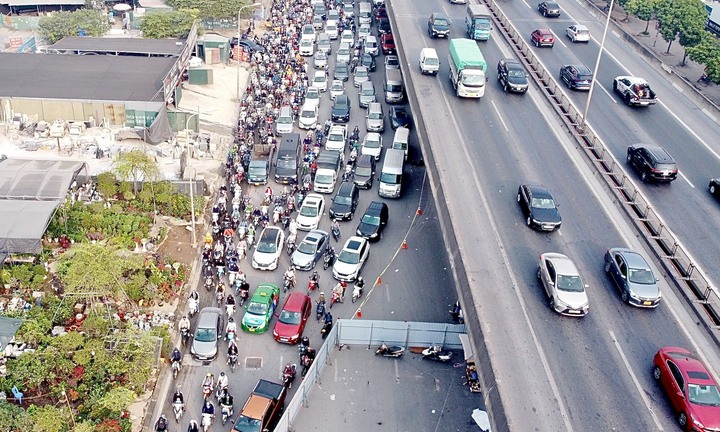 Sở GTVT Hà Nội đề nghị dẹp tình trạng bán cây cảnh, đỗ xe trên đường Nguyễn Xiển