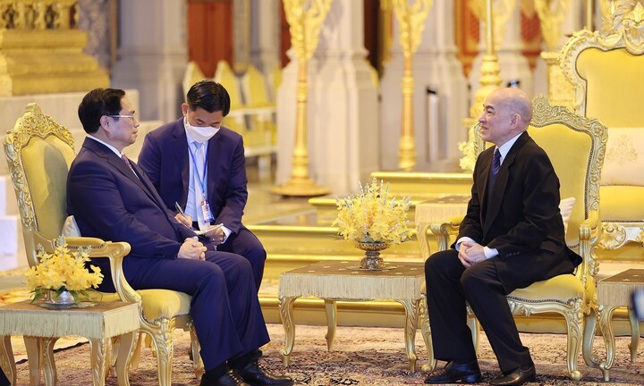 Thủ tướng Phạm Minh Chính đến chào Quốc vương Campuchia Norodom Sihamoni