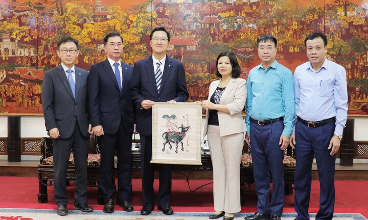 Chủ tịch UBND tỉnh Bắc Ninh làm việc với Tổng Giám đốc Công ty Hanwha Techwin