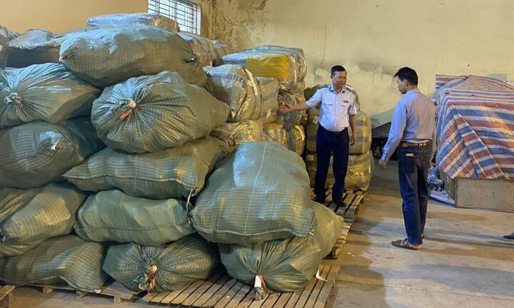 8.000 đôi giày nghi giả mạo nhãn hiệu Nike, Adidas bán buôn qua Facebook