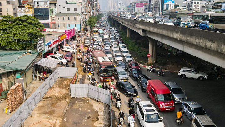 Lô cốt chiếm 2/3 lòng đường ở Hà Nội, giao thông hỗn loạn cả ngày lẫn đêm