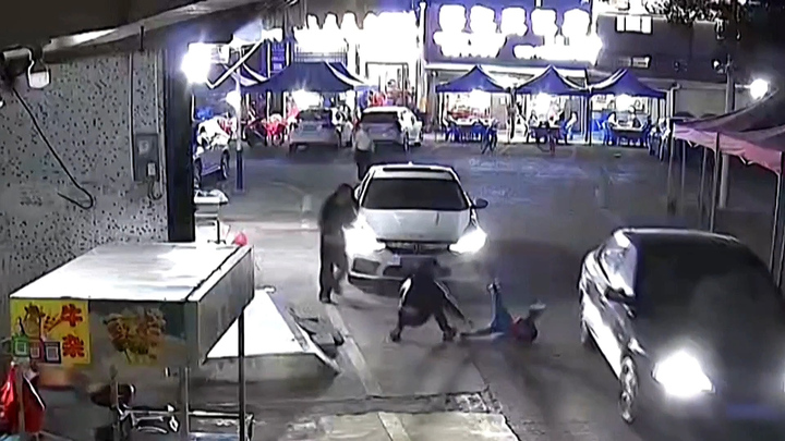 Tài xế đỡ em bé rơi từ tầng 2 chung cư ở Trung Quốc