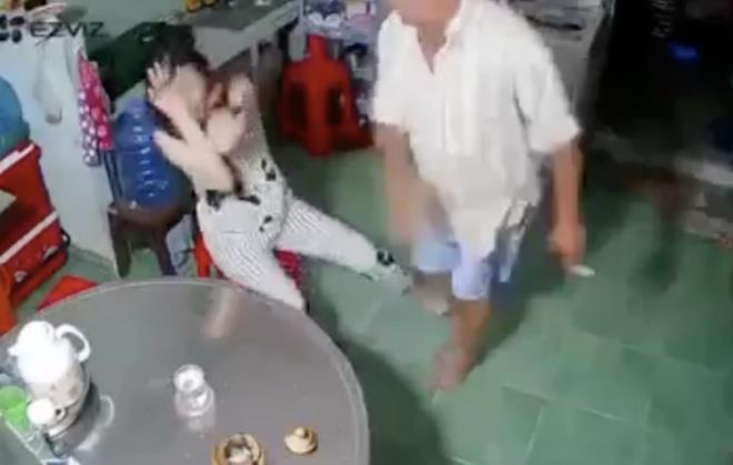 Thiếu nữ 17 tuổi bị cha đánh đập