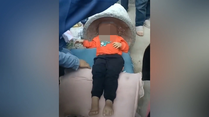 Lính cứu hỏa giải cứu cậu bé bị kẹt đầu trong cối xay đá ở Trung Quốc