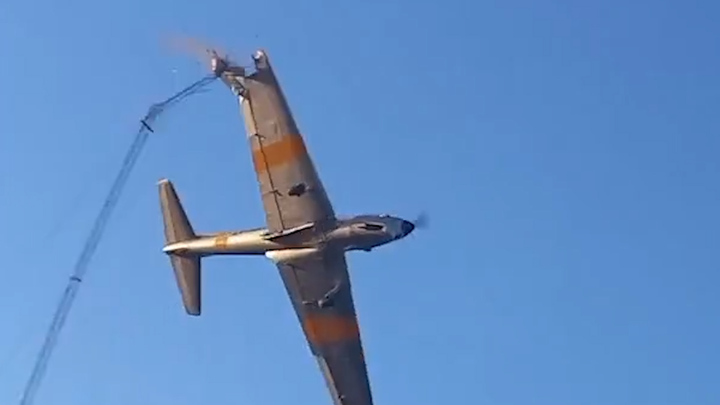 Trình diễn pha nguy hiểm, máy bay đâm gãy ăng-ten ở Argentina