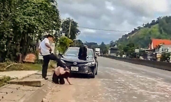 Phẫn nộ người đàn ông đạp liên tiếp vào đầu một phụ nữ giữa đường ở Khánh Hoà