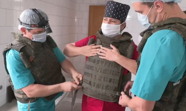 Bác sĩ mặc áo giáp mổ cứu quân nhân Nga bị găm lựu đạn sâu trong ngực