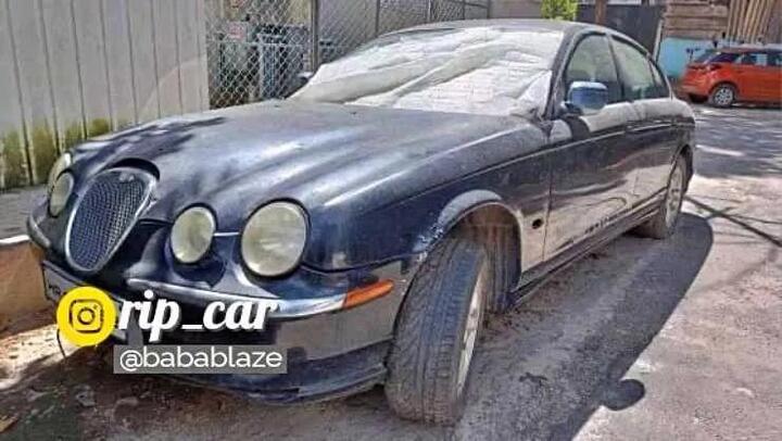 Loạt ô tô tiền tỷ bị vứt chỏng chơ phơi nắng ven đường