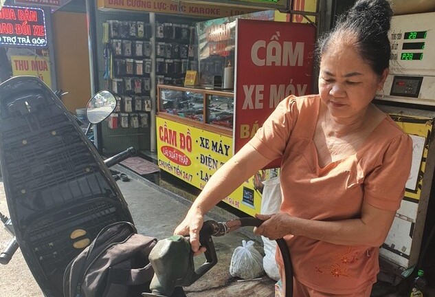 Đồng Nai: 'Cây xăng' tự phát mọc khắp nơi, trang bị cả trụ bơm điện tử