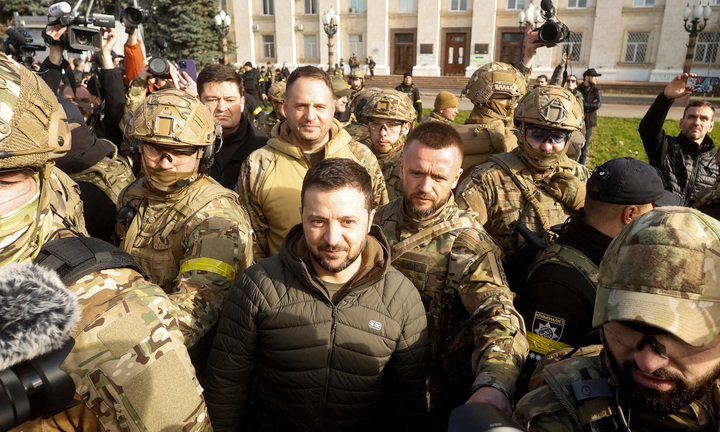 Tổng thống Ukraine Zelensky bất ngờ đến thăm TP Kherson sau khi Nga vừa rút quân