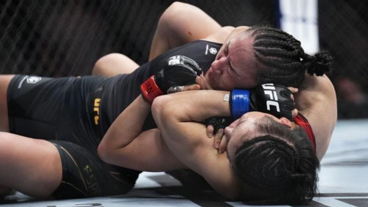 Võ sĩ tung đòn siết cổ cực hiểm hạ knock-out đối thủ