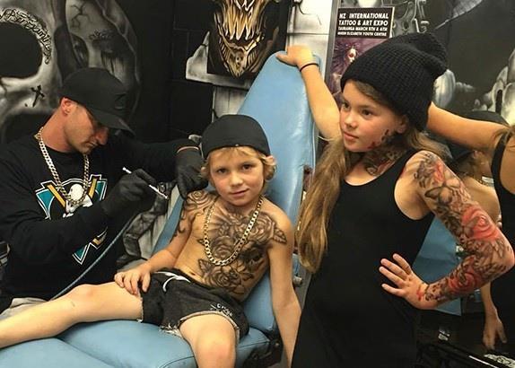 Cho con trai 10 tuổi xăm hình, bà mẹ bị bắt 