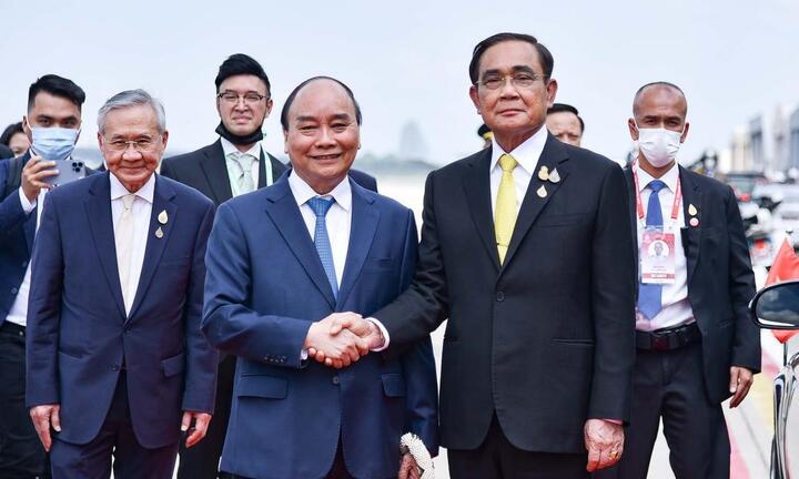 Thủ tướng Prayut Chan-o-cha đón Chủ tịch nước Nguyễn Xuân Phúc tại sân bay