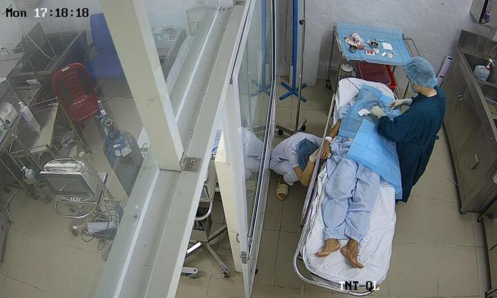 Xúc động hình ảnh điều dưỡng ngồi gục vì mệt vẫn nắm chặt tay người bệnh