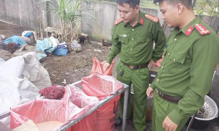 Cảnh sát bắt quả tang cơ sở chế biến gần 1 tấn mỡ bẩn ở Hà Tĩnh