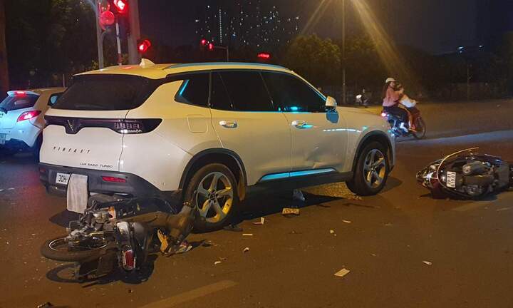 Hà Nội: Ô tô tông hàng loạt xe máy đang chờ đèn đỏ, nhiều người bị thương