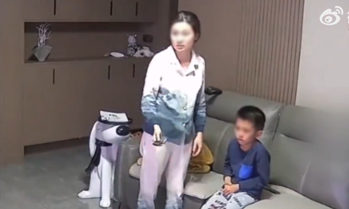 Cậu bé mê tivi không tắm rửa học hành, hình phạt của bố mẹ gây ý kiến trái chiều