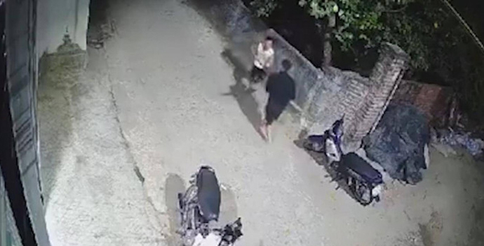 Bị nhắc nhở vì tiểu bậy, nam thanh niên rút dao đâm chủ nhà 