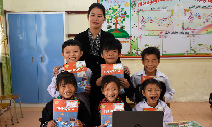 Cô giáo người Tày 'gùi' máy tính, mang công nghệ tới điểm trường vùng cao