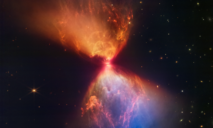 NASA công bố hình ảnh đám mây hình 'đồng hồ cát' quanh ngôi sao đang hình thành