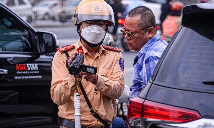 Bất chấp lệnh cấm, nhiều tài xế vẫn đi vào làn khẩn cấp đường Vành đai 3 Hà Nội