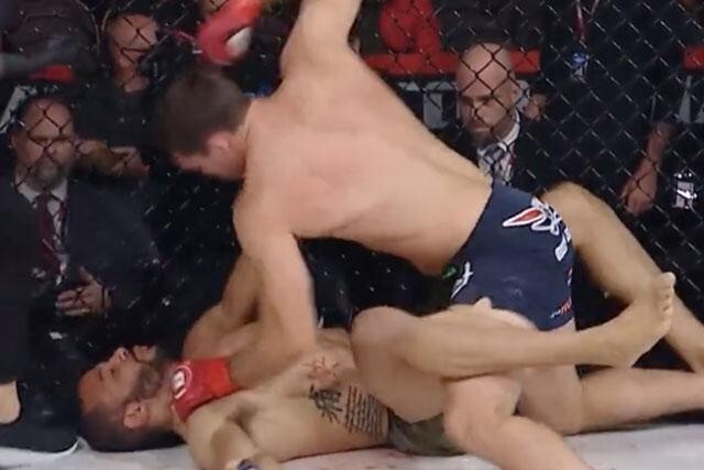 Võ sĩ tung liên tiếp 8 cú đấm cực mạnh khiến đối thủ bất tỉnh