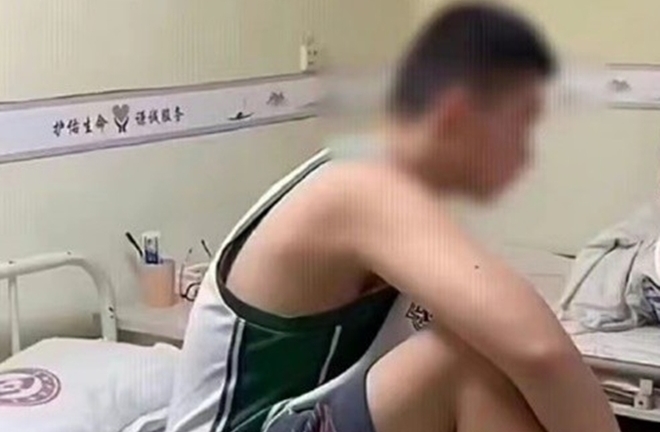 Hoang tưởng tất cả nữ sinh trong lớp thích mình, nam sinh bỏ học vì áp lực