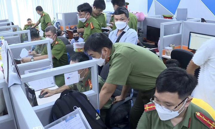 Bắt tạm giam 13 người thuộc công ty tài chính chuyên ghép ảnh nóng để đòi nợ