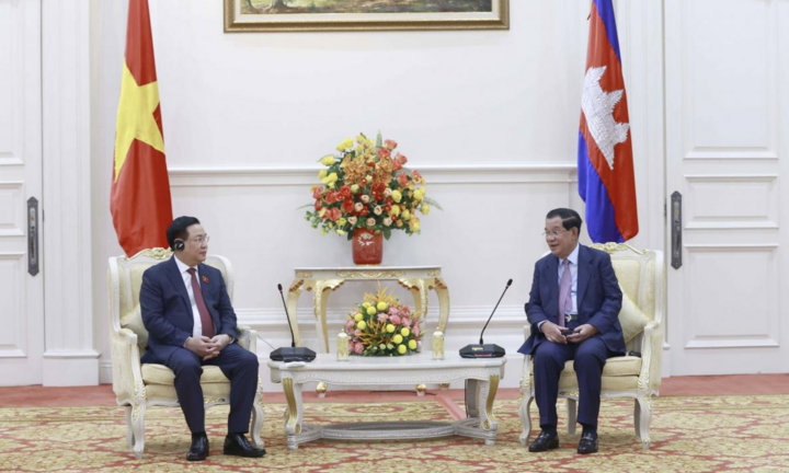 Chủ tịch Quốc hội Vương Đình Huệ hội kiến Thủ tướng Campuchia 