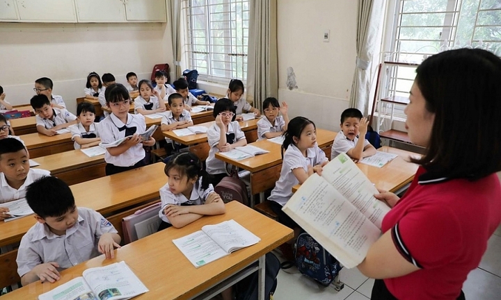 'Hơn 20 năm dạy học chưa đầy 8 triệu đồng/tháng, công việc ngày càng quá tải'