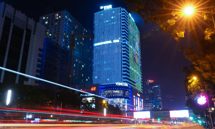 Tòa nhà TNG Holdings Vietnam đổi màu xanh, hưởng ứng Ngày Trẻ em thế giới