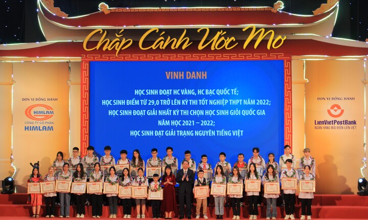 Bắc Ninh: Trao thưởng Quỹ Khuyến học, khuyến tài Phạm Văn Trà