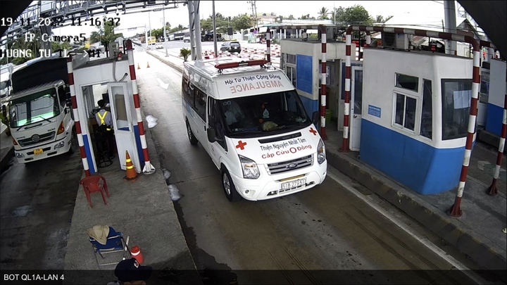 Làm rõ ô tô khách giống xe cứu thương 'quậy' BOT Cai Lậy
