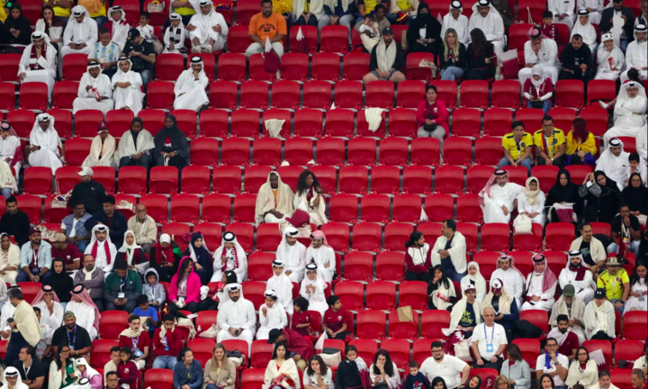 Qatar thua trận, cổ động viên chán nản bỏ về sớm