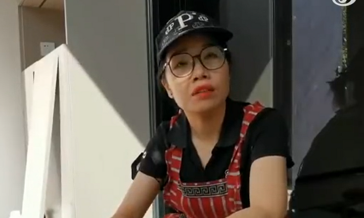 Bỏ việc văn phòng sang làm tạp vụ, cô gái mua được 2 căn nhà và xe sau 2 năm