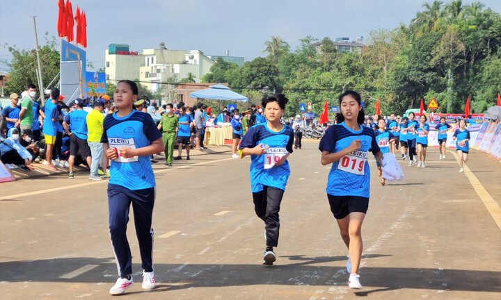 Marathon kết nối chạy bộ gây quỹ 'Áo ấm cho em'