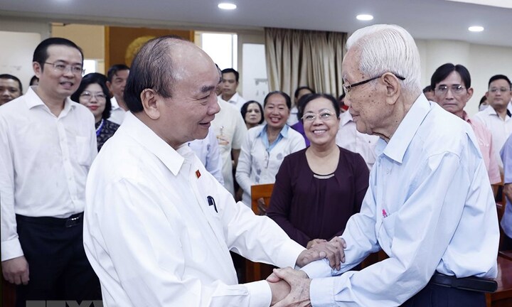 Chủ tịch nước chia sẻ với khó khăn của cán bộ công chức, viên chức xã, phường