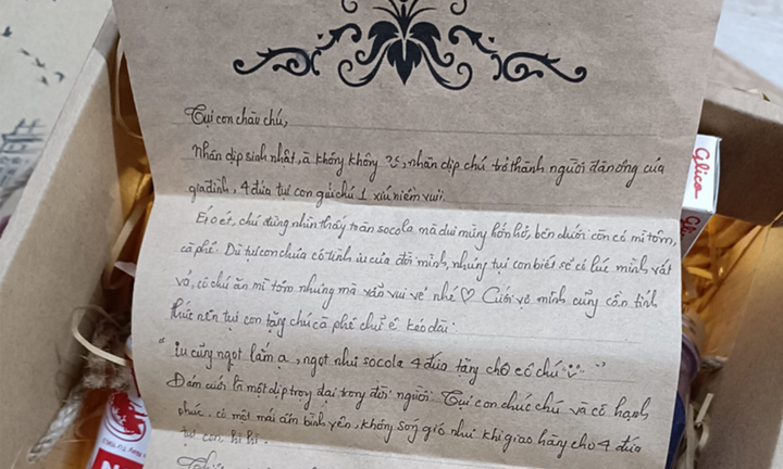 Khoe với khách mình sắp lấy vợ, shipper nhận được hộp quà đầy ‘ý nghĩa sâu xa’