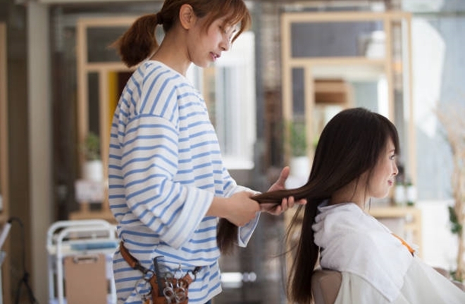 Phẫn nộ vì vợ làm tóc quá tốn kém, chồng xông đến salon đòi trả lại tiền