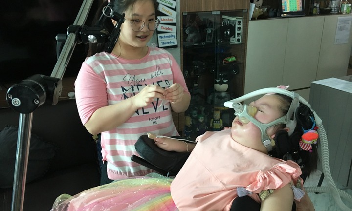 Nữ sinh quyết rời trường học để ở nhà chăm em nằm liệt giường đầy xúc động