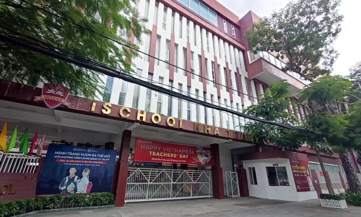 Học sinh trường Ischool ngộ độc cánh gà chiên: Công an vào cuộc