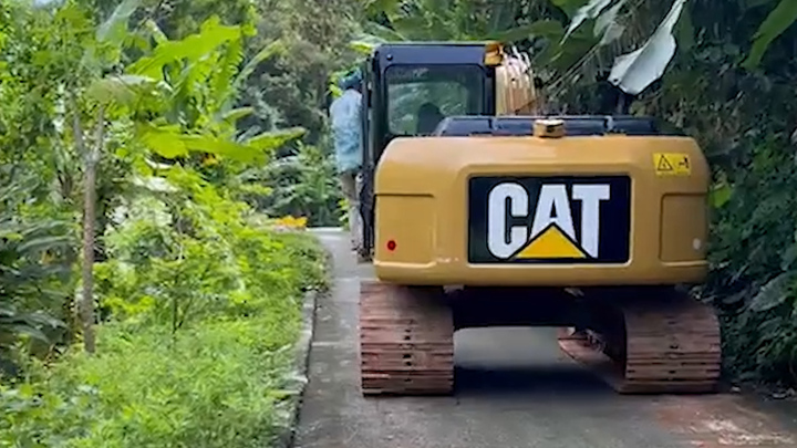 Máy xúc bị lỗi phanh, tuột dốc rơi xuống khe núi ở Thái Lan