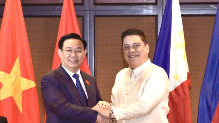 Chủ tịch Quốc hội Vương Đình Huệ hội đàm với Chủ tịch Thượng viện Philippines