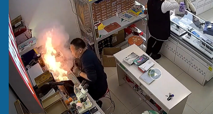 Máy tính bảng bốc cháy dữ dội trong cửa hàng điện thoại ở Trung Quốc